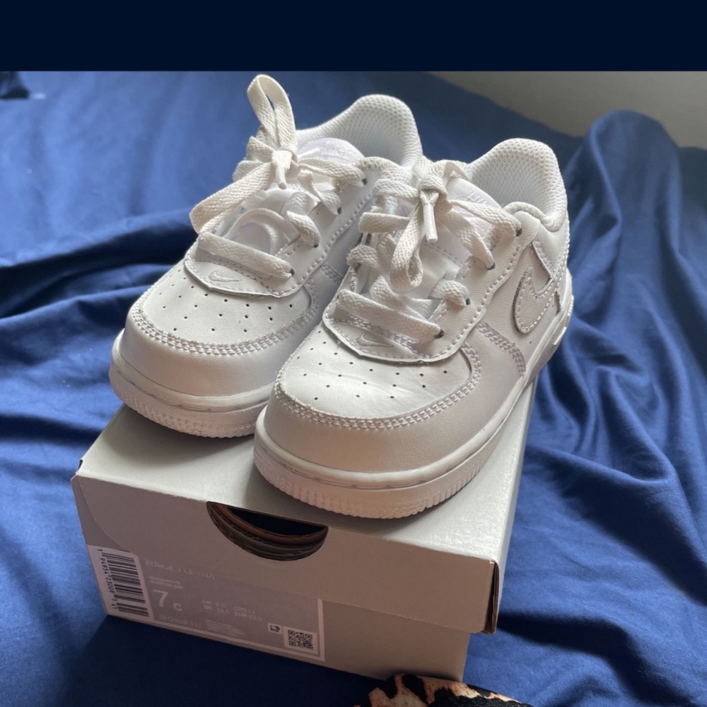 Brand new worn once Nike sneakers size 7C